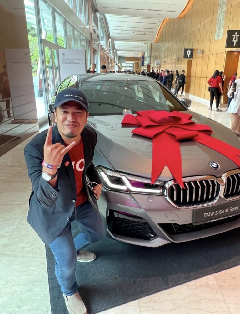 Shay Ahmad bersama kereta berhias reben