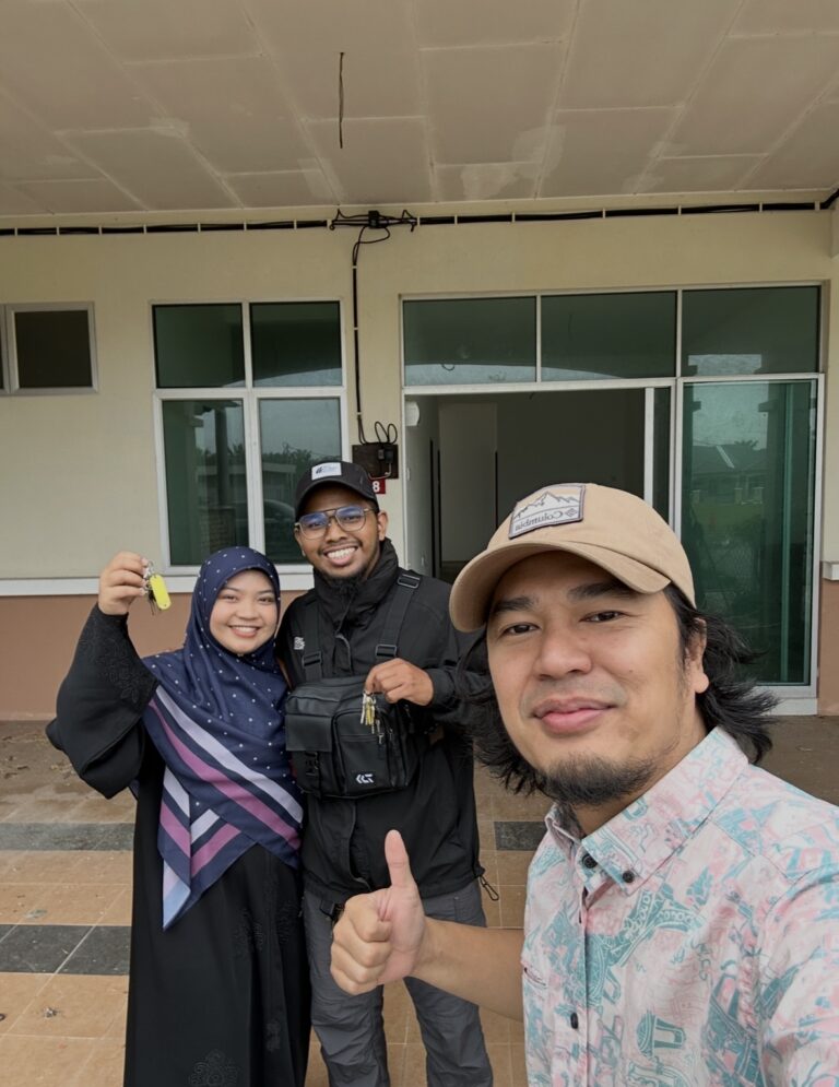 Shay Ahmad bersama pelanggan