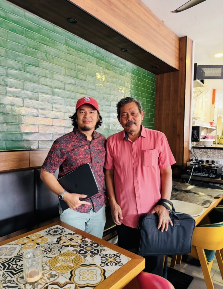 Shay Ahmad bersama pelanggan