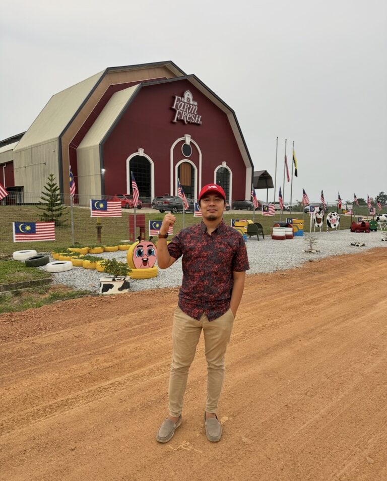 Shay Ahmad bersama pelanggan