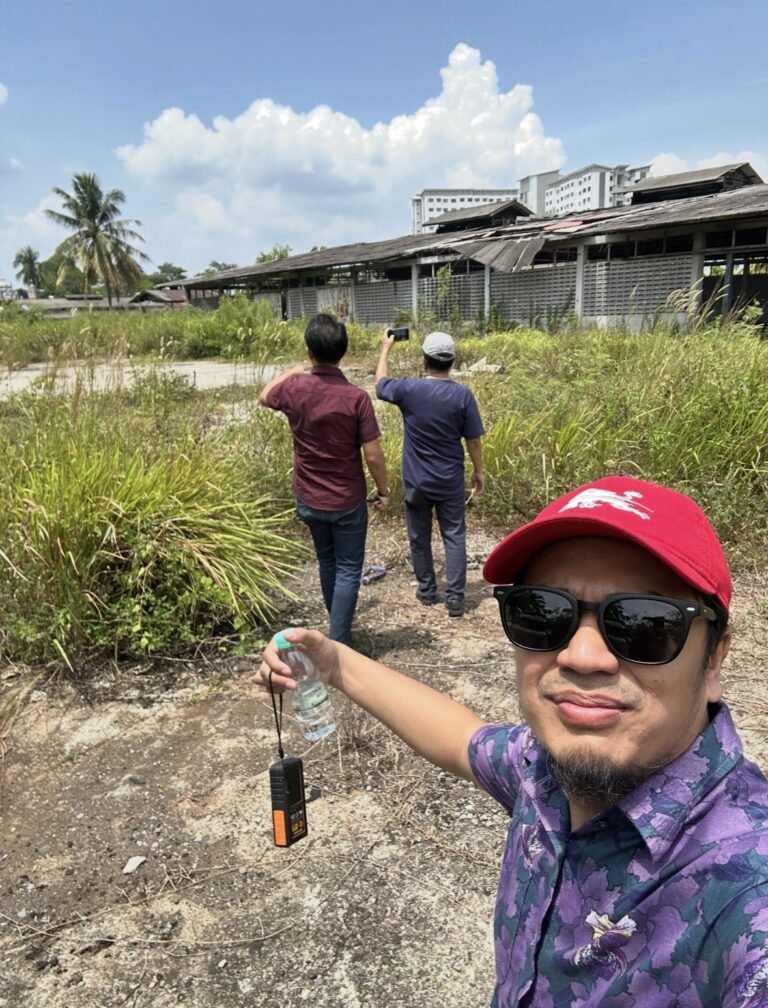 Shay Ahmad bersama pelanggan
