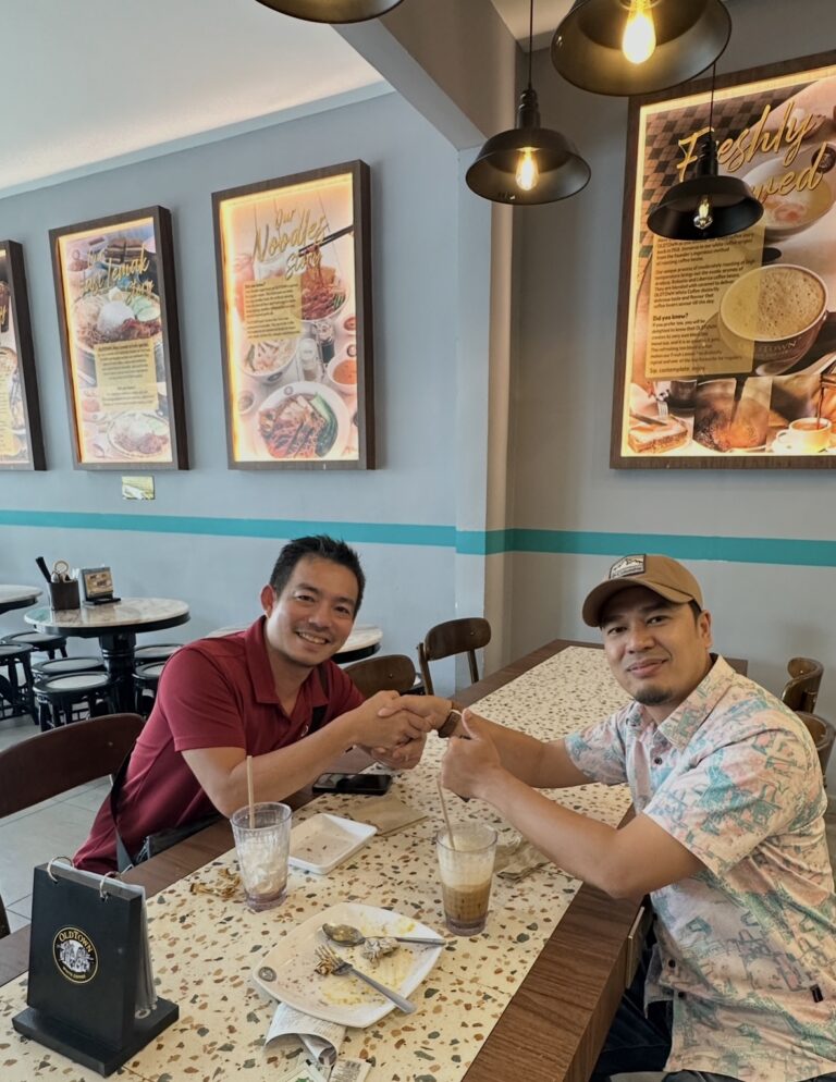 Shay Ahmad bersama pelanggan