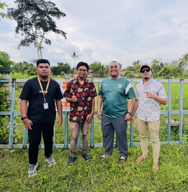 Shay Ahmad bersama pelanggan