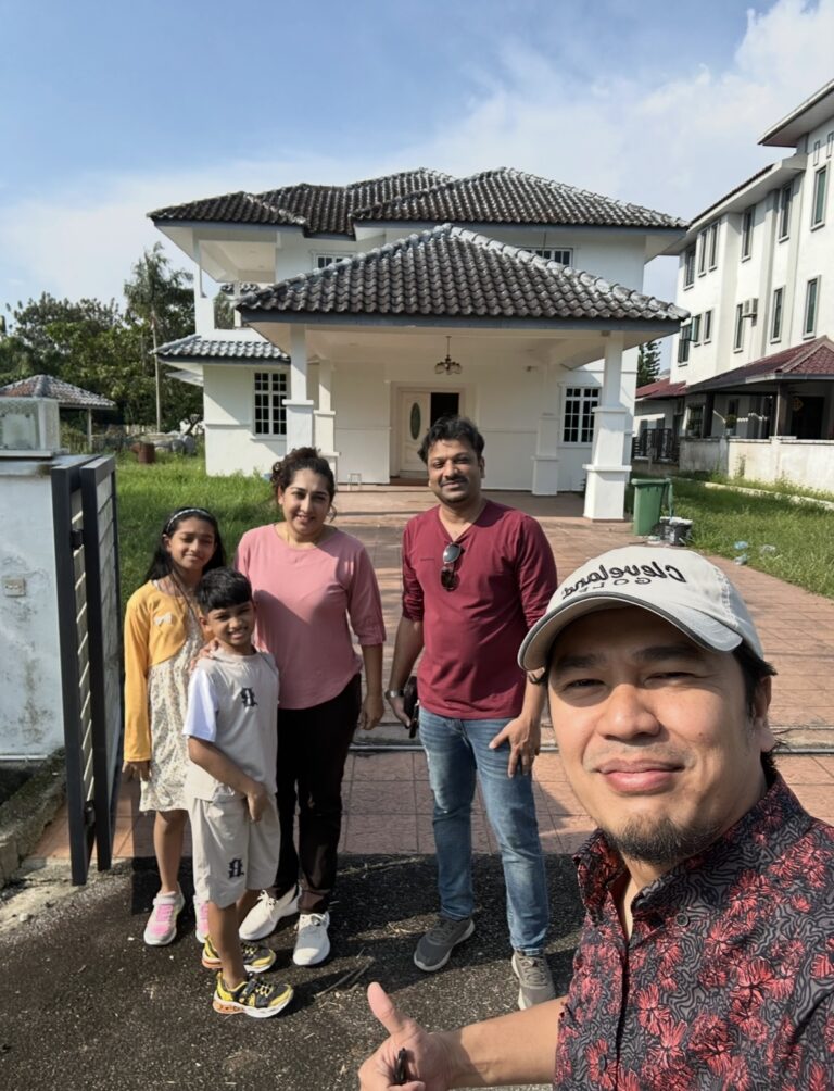Shay Ahmad bersama pelanggan