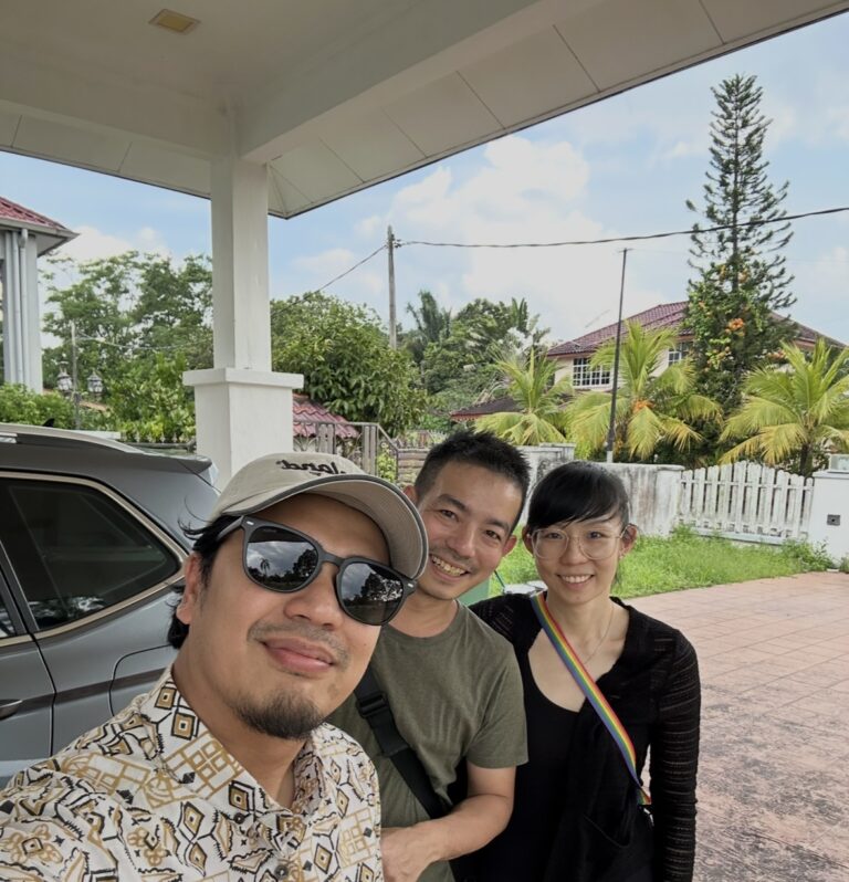 Shay Ahmad bersama pelanggan