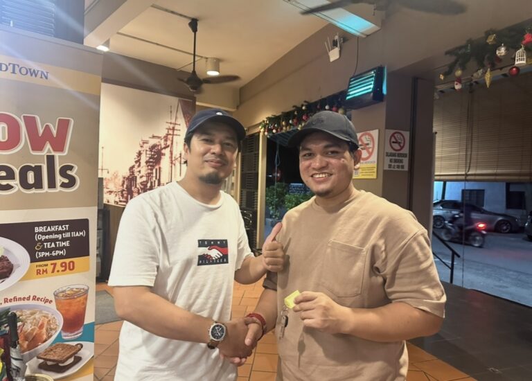 Shay Ahmad bersama pelanggan