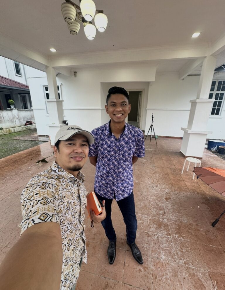Shay Ahmad bersama pelanggan