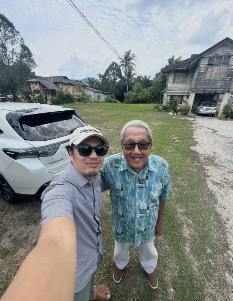 Shay Ahmad bersama pelanggan