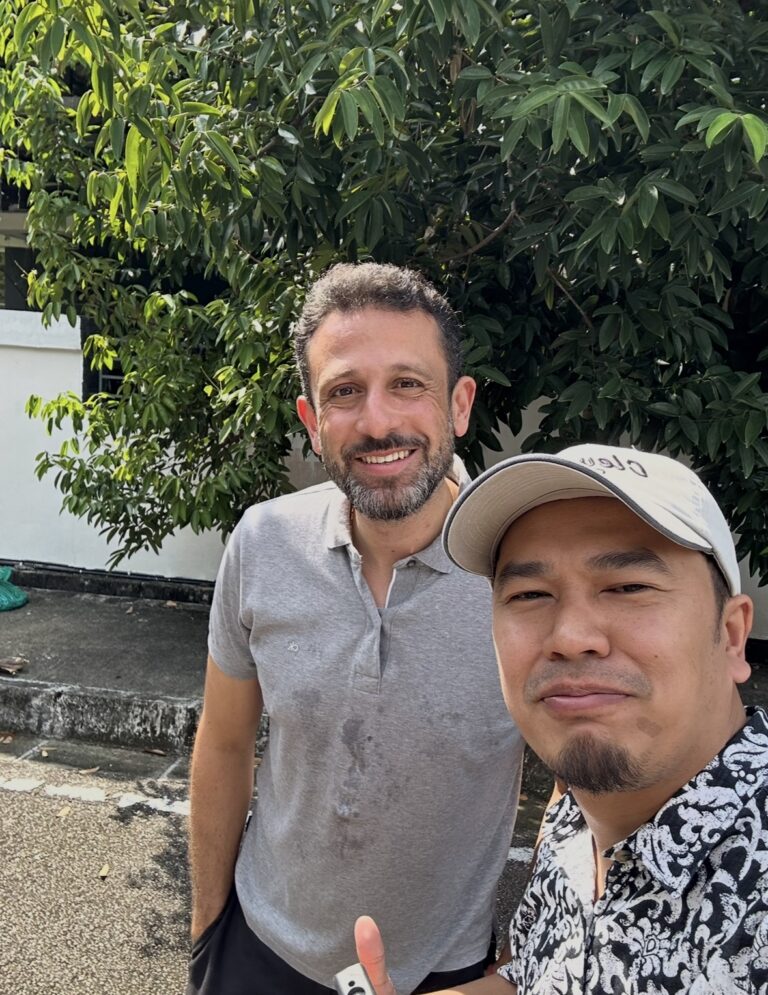 Shay Ahmad bersama pelanggan